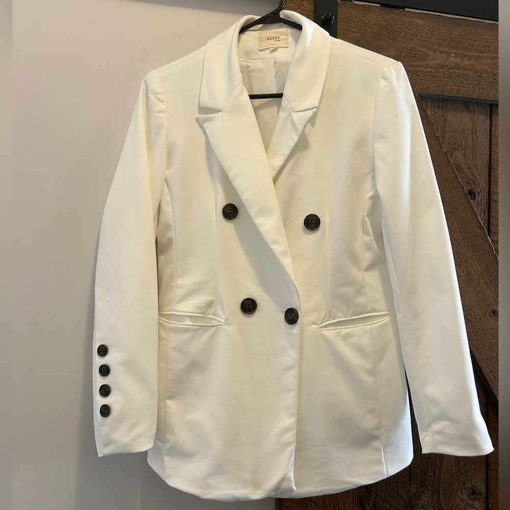 Elegant White Double-Breasted Blazer